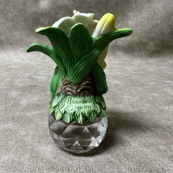 Seymour Mann Porcelain Monarch Butterfly & Yellow Lily Blossom on crystal ball - Picture 6 of 9